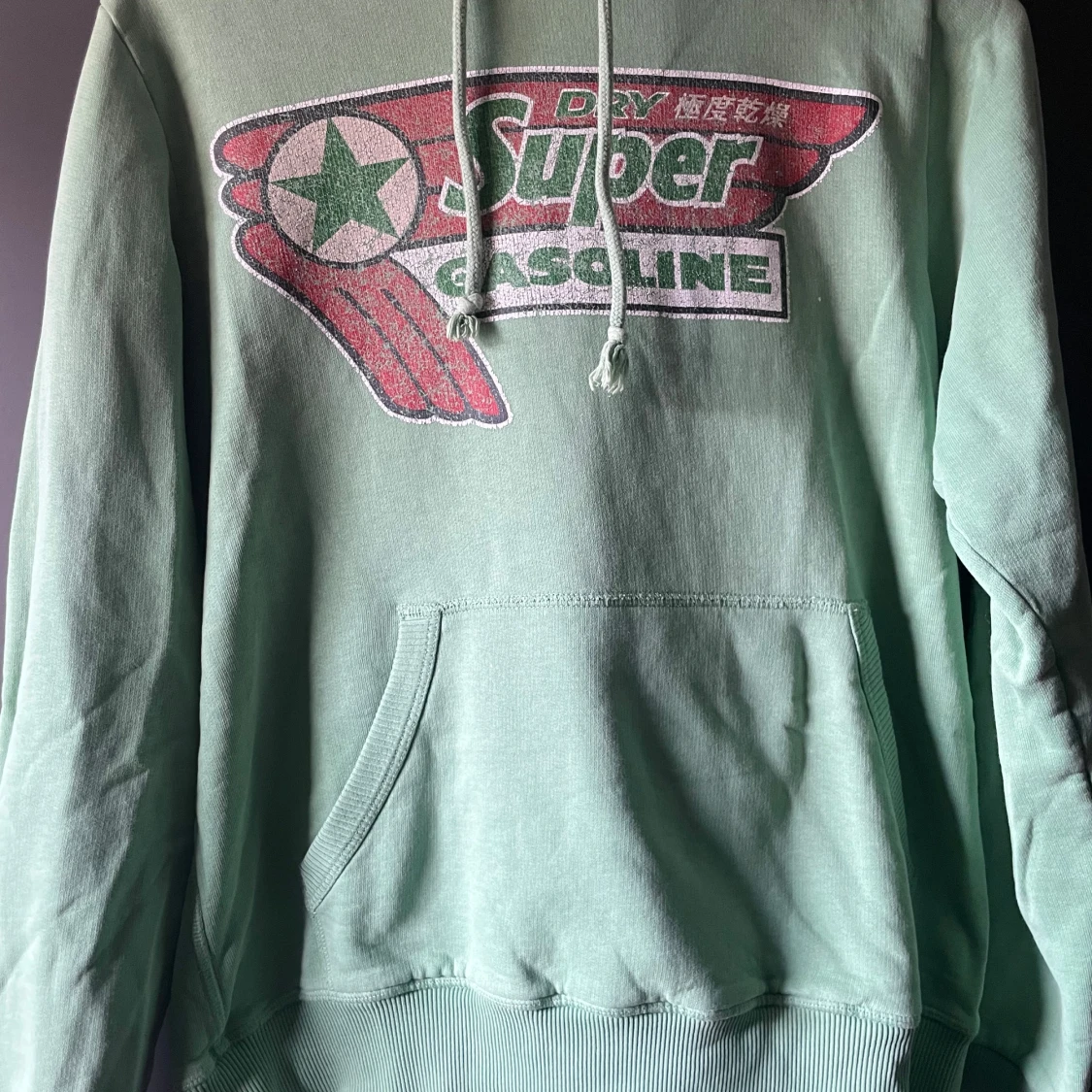 Grön hoodie med tryck