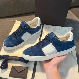 Flycrews - I princip nya navy flycrews i strl 44, box plus allt oh medföljer! Alla spikare kvar och skriva angående frågor😉