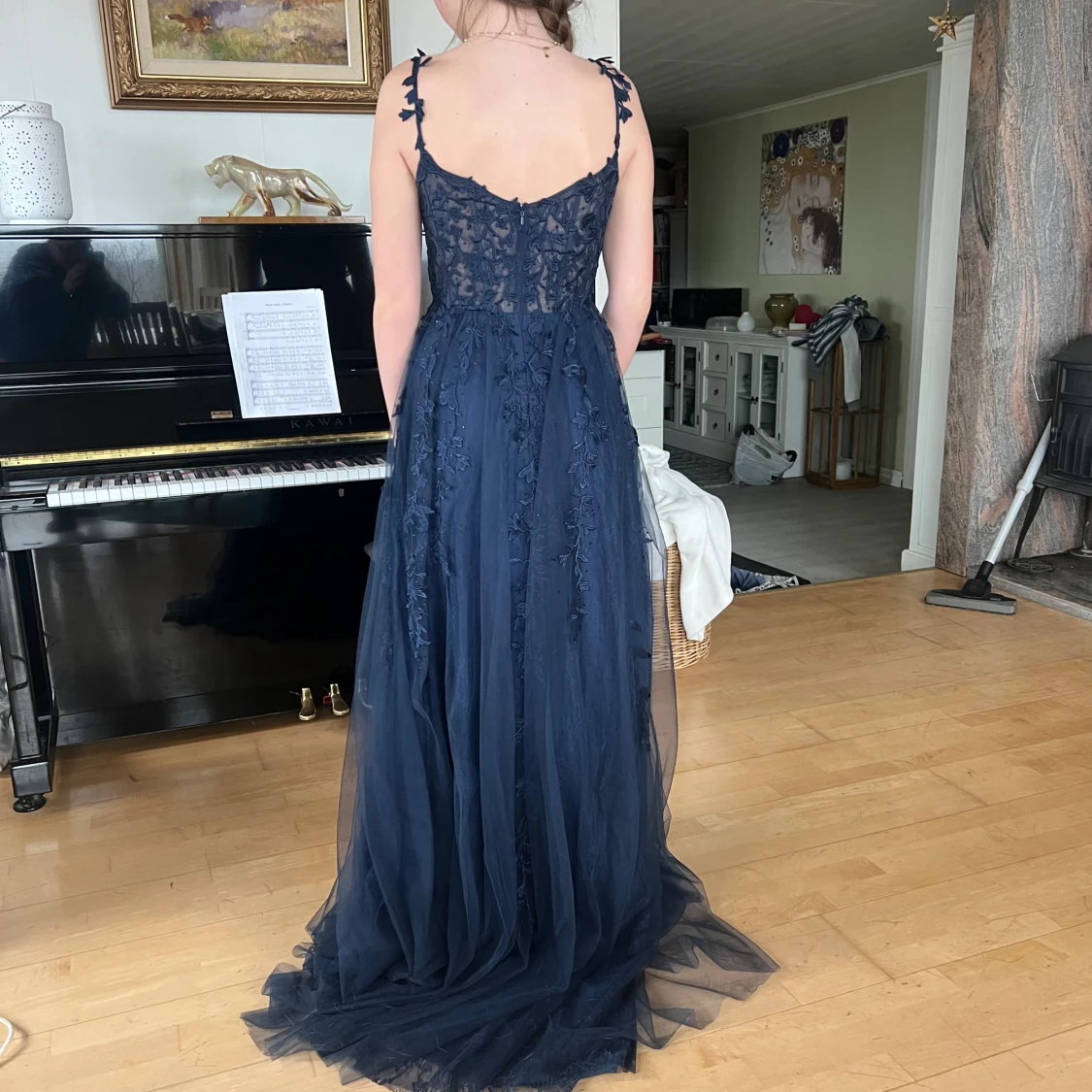 Marinblå balklänning med spetsdetaljer och fina stenar - 3