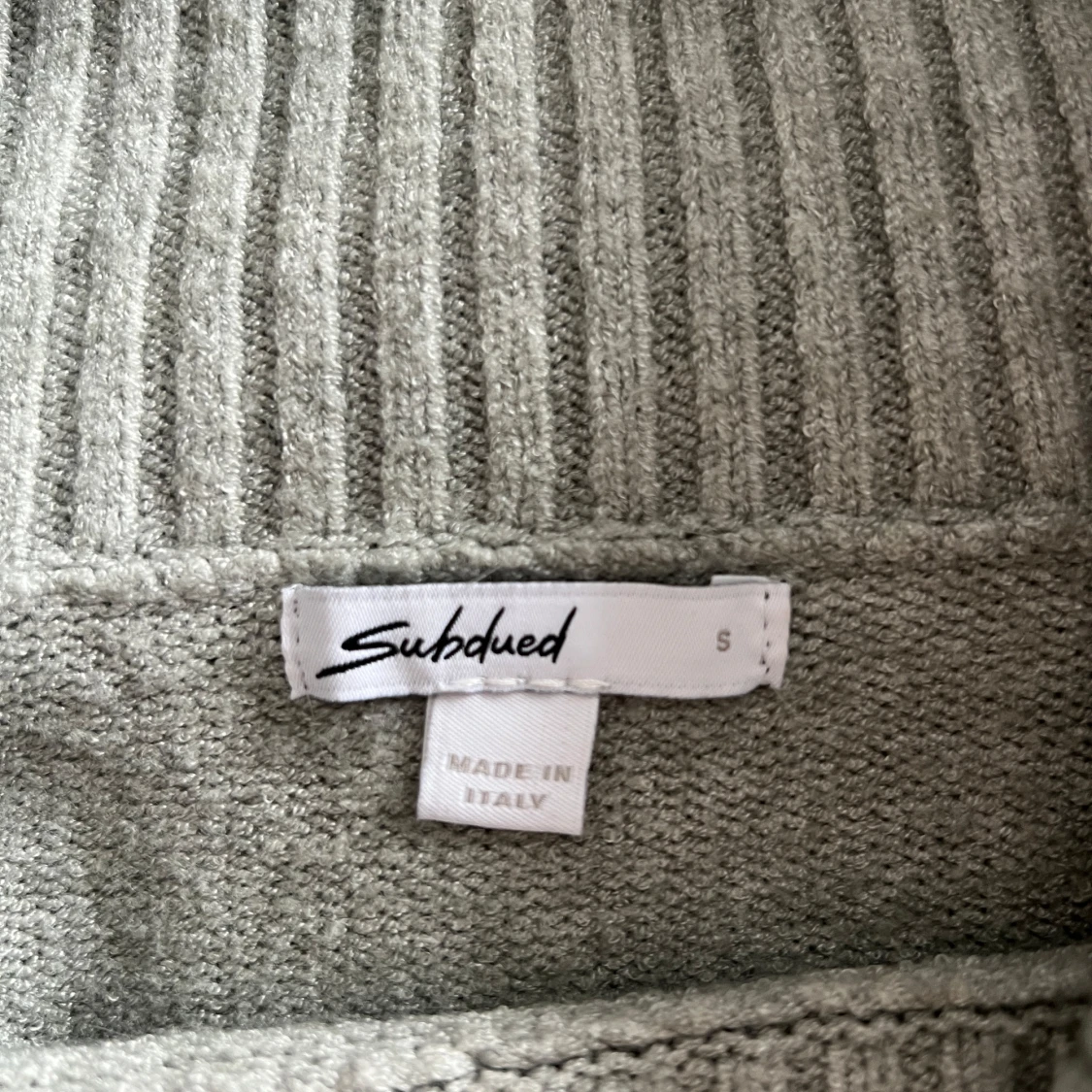 Grå offshoulder tröja från Subdued - 3