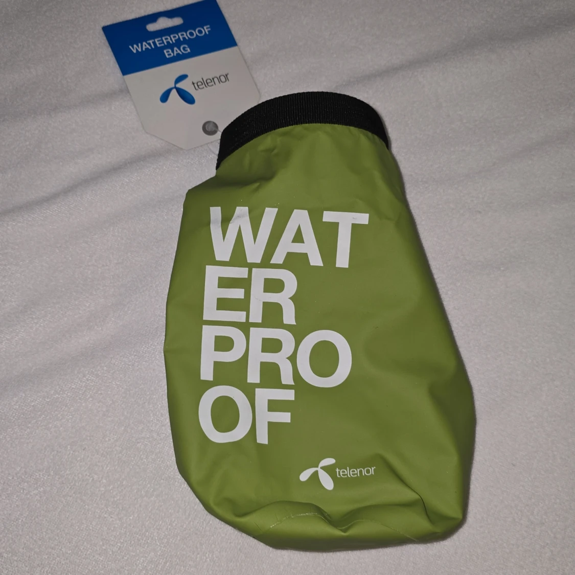 Grön vattentät väska från Telenor