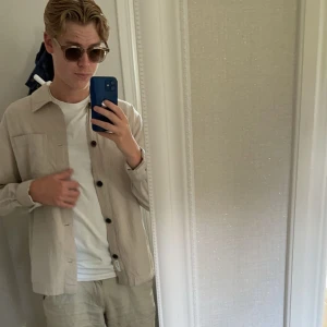 Beige overshirt från Selected Homme - Säljer en stilren beige overshirt från Selected Homme. Tröjan är storlek S och true to size och endast använd fåtalet gånger. Nypris 699kr🙌🏻