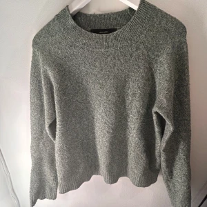 Grå stickad tröja från Vero Moda💕 - Säljer en mysig grå stickad tröja från Vero Moda. Tröjan har en rund halsringning och långa ärmar, (använd och nopprig) Men passar bra till de flesta outfits och Perfekt för höst och vinter!💖skriv till mig om du vill veta mer. Köparen står för ev. frakten.