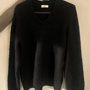 Svart stickad tröja från JDY - Säljer en stickad svart tröja då jag inte använder den så ofta längre! Tröjan har lite större armar men sitter annars vanligt. Har haft på mig den kanske 5 gånger och är storlek s. Tröjan är väldigt mjuk och inte stickig som vissa stickade tröjor är! Vid ytterligare frågor hör gärna av er❤️