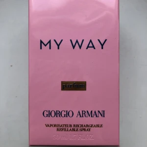 My Way Parfum från Giorgio Armani - Säljer en elegant parfym från Giorgio Armani, My Way, i en rosa förpackning. Flaskan är påfyllningsbar och innehåller 50 ml doft. Perfekt för den som älskar lyxiga och sofistikerade dofter.