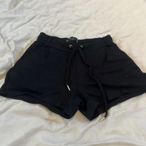 Mjukisshorts  - Svarta mjukisshorts från New Yorker. Stretchiga i midjan. Storlek 32/xs. 🩷