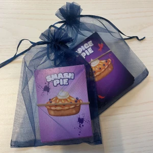 Kortspel Smash Pie/Spice Pie💜 - Ett roligt och fartfyllt kortspel perfekt för kvällar/förfester med kompisar! Vi har två varianter, Smash Pie och Spice Pie. Smash Pie innehåller kort med olika illustrationer som motsvarar olika utmaningar. Spice Pie innehåller både illustrationerna och lite pinsamma frågor för en fartfylld och rolig kväll! Instagram: smashpie.uf Kontakta oss här på Plick eller på Instagram för att beställa!💜🫐