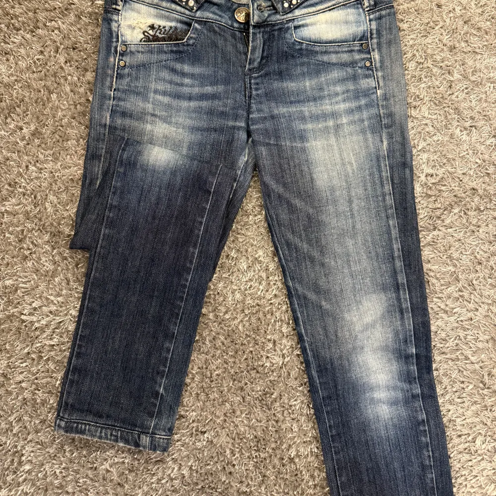 Snygga blå jeans från Killah med coola nitar på fickorna och en unik tvättad look. Finns ingen lapp kvar men passar mig som brukar ha 26/27 i midjan och 32 i längden. XS/S. Pris kan diskuteras💓💓. Farkut & Housut.