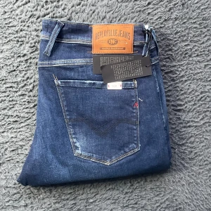 Replay Anbass jeans  - Helt nya Replay jeans! Börja följ för jag har över 100 par helt nya Replay jeans som kommer laddas upp!!!Tyvärr kan jag inte skicka bild när jag själv bär plagget då jag för det första ofta inte kan ha storlekarna jag säljer och för det andra skulle det bli alldeles för mycket jobb när jag säljer så mycket, så jag rekommenderar att man kikar måtten på sista bilden heller googlar på modellnamnet för att se passformen :) har fått någon fläck från transporten som jag inte prövat ta bort:) 110cm46cm
