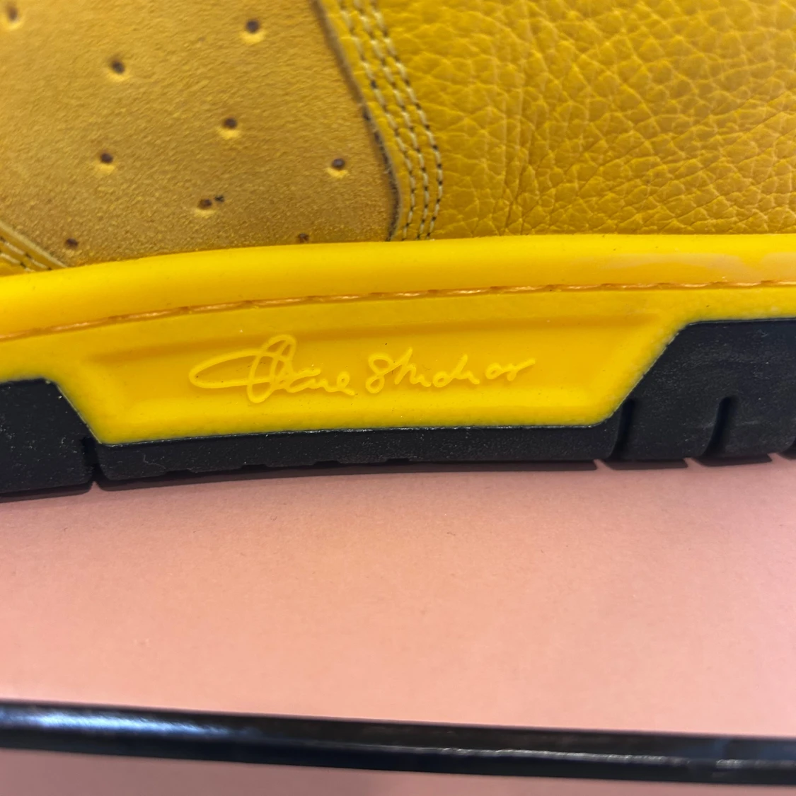 Gula sneakers med svarta detaljer - 3