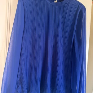 Blus Vero Moda - Fin blå plisserad blus från Vero Moda i storlek 48. Ärmarna är tunna och passar bra till vintern och sommaren. Endast provad men inte använd. 