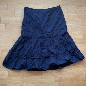 Mörkblå kjol från Oui Moments - Snygg mörkblå kjol från Oui Moments med volangdetaljer