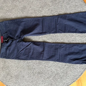 Mörkblå Levi's jeans - Mörkblå ”518 superlow bootcut” Levis jeans