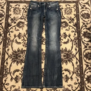 Miss Me Jeans - Midjemått rakt över: 32 Innerbenslängd: 79