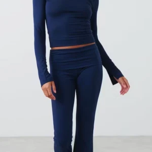 Marinblåa yoga pants  -  Använd ungefär två gånger, nästan inga tecken på användning bara lite slitna vid hälarna men det är ingenting man ser säljer dessa yogapants eftersom dom är lite för korta för mig💞