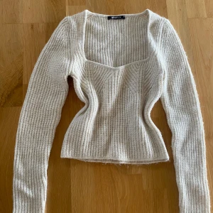 Jättefin stickad tröja  - Jättefin tröja som knappt är använd! Smickrande passform och skönt material! Perfekt nu till våren! Skriv vid frågor!💞🌼🪩