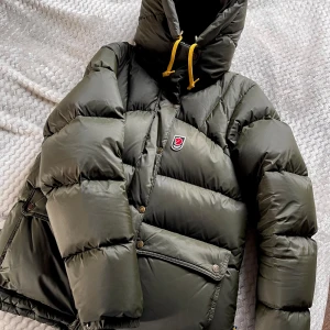 Fjällräven Jacka - Fjällräven jacka expedition series women’s M. Normal i storlek och passform. Köptes ny för 1,5 år sedan och är i gott skick. Den har däremot en reva på ryggen på ca 2,5cm (kolla sista bilden). Hör av dig vid fler frågor!☺️