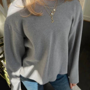 Grå tröja från Zara - Säljer en stilren tröja från Zara. Tröjan har en rund halsringning och långa ärmar, perfekt nu inför våren.  