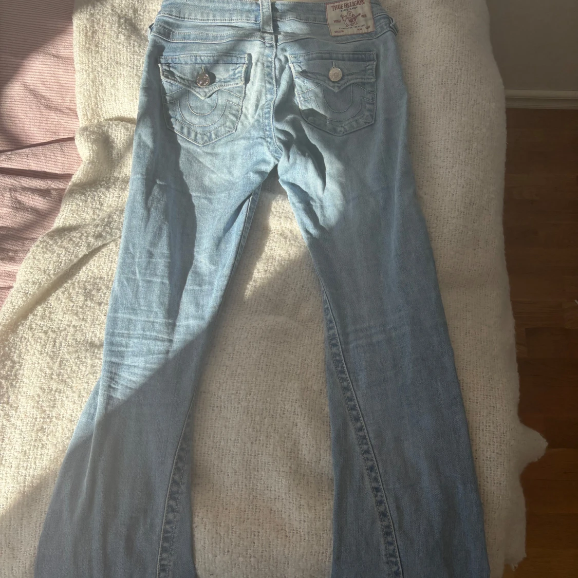 Ljusblå jeans med utsvängda ben - 2