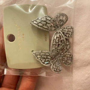 Glittriga silverörhängen från KAYMAR - Snygga och glittriga örhängen i silver från KAYMAR. De har en unik design med flera sammanlänkade delar som ger en elegant look. Perfekta för att lyfta vilken outfit som helst.