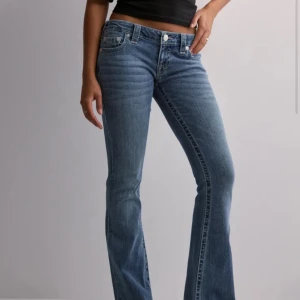true religion jeans  - As Snygga blå lågmidjade bootcut jeans. Från Nelly (true religion). Fint skick, storlek W24, jag är en xs o dom passar mig perfekt. säljer då de va för lådmijade för min smak. slutsålda på hemsidan! Lite slitna längst ner 