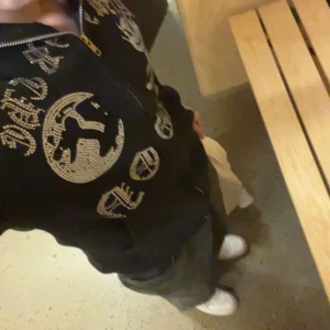 Aim for the moon  - Säljer nu en aim for the moon tröja man växt ut. Bra skick och väldigt svår att få tag i. Mer bilder kan skickas i DM!   