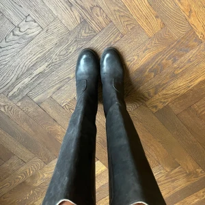 Svarta skinnstövlar från Acne - Snygga svarta stövlar i skinn från Acne med en robust klack. Perfekta för höst och vinter. Stövlarna har en stilren design med en diskret söm längs skaftet. Säljer pga för små.  