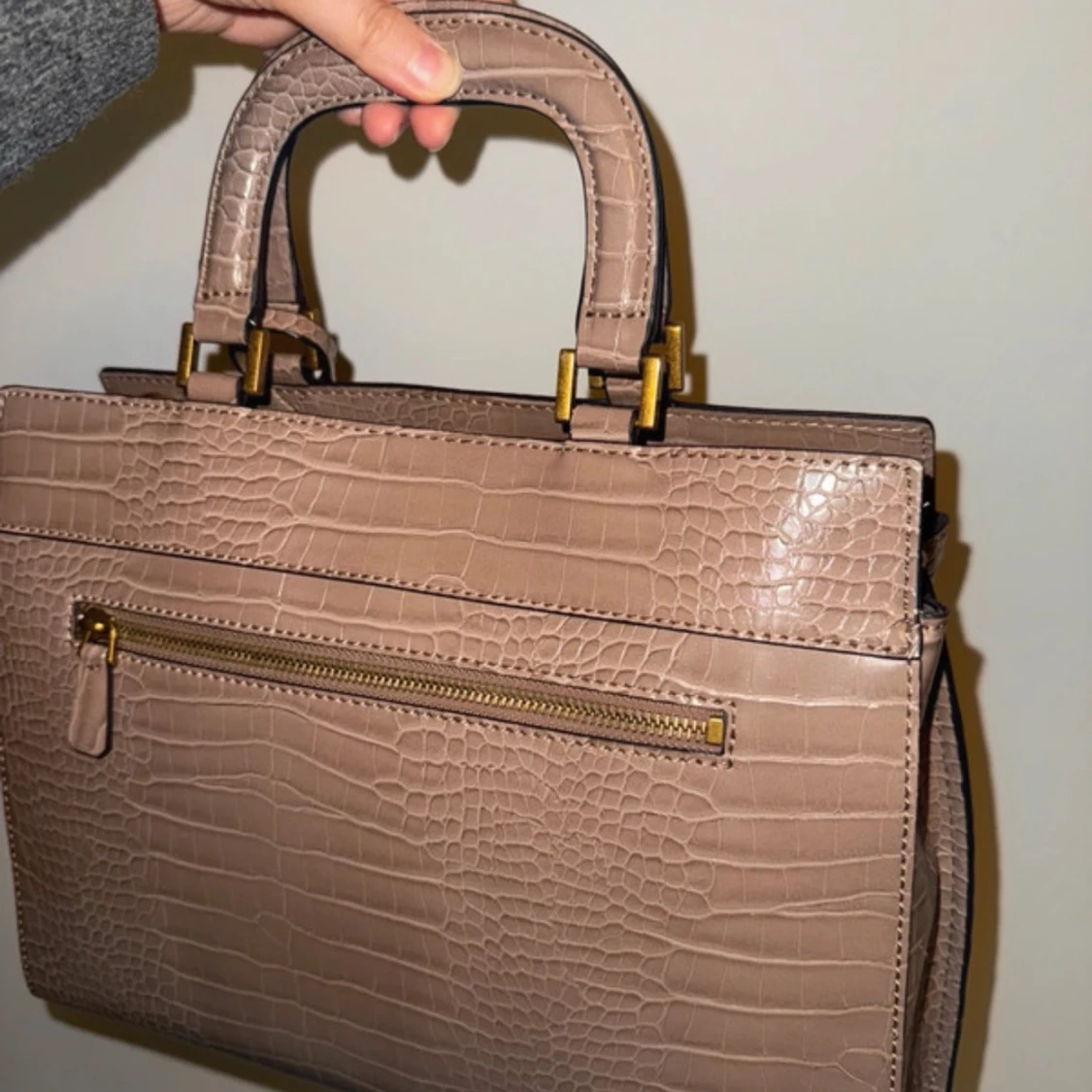 Brun handväska från Guess - 2