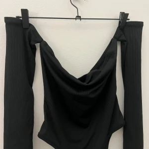Svart offshoulder topp / body - Snygg svart offshoulder topp med ribbad textur. Pris kan diskuteras 