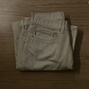 Beige Jeans från Vailent - 🌟riktigt goa simpla jeans från valient🌟 Jeansen är perfekta inför sommaren då de är ljusbeige och inte för tjocka🤝 tyvärr så hann jag växa ur dessa lite för snabbt så har inte hunnit bli använda mycket alls, därmed nyskick🌟men självklart löser vi ändå ett dunder pris på 149 kr‼️ nypris ligger på runt 600-700 kr. Hör gärna av dig med frågor🤝