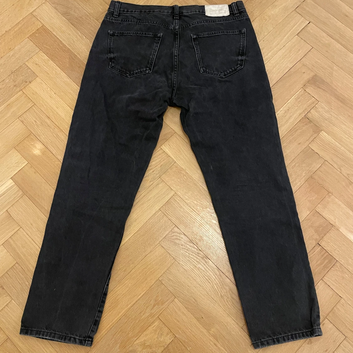 Stilrena gråa jeans - 1