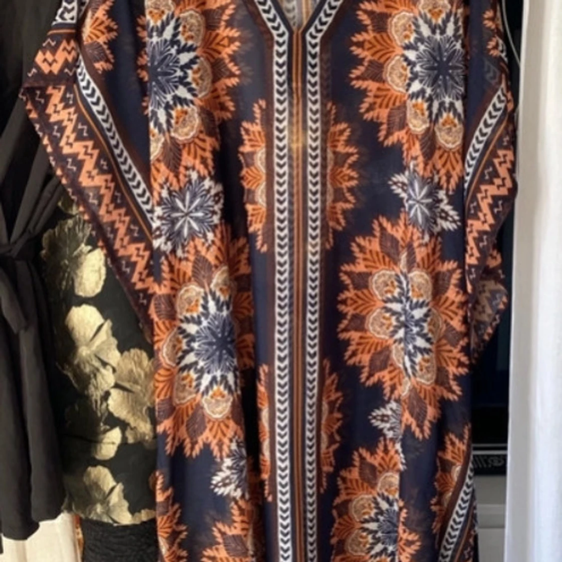 Mönstrad kaftan i blått och orange