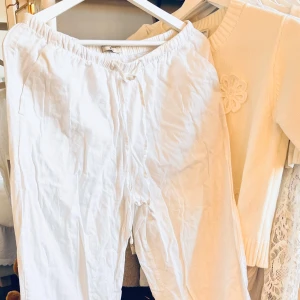 Vita linnebyxor - Linnebyxor med dragsko i midjan, från Gina Tricot. Oanvända, legat i en byrå.