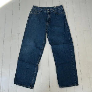 Blå jeansbyxor från Sweet Sktbs - Snygga blå jeansbyxor från Sweet Sktbs med en avslappnad passform (vida byxor). Vid frågor eller fler bilder är det bara att meddela!