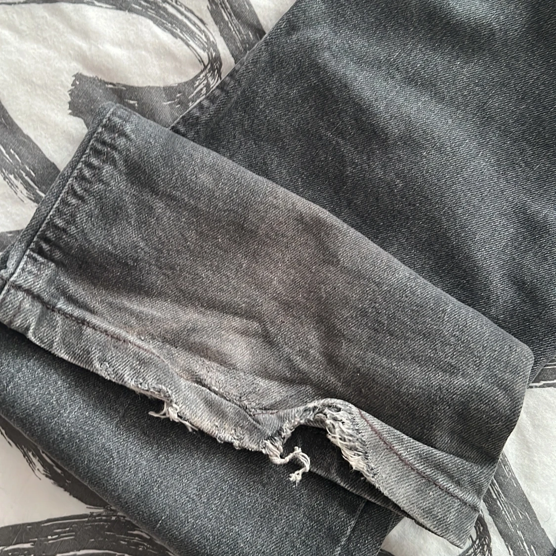 Grå jeans lite baggy utsvängda  - 2