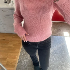 Rosa stickad tröja - Säljer en mysig rosa stickad tröja med långa ärmar. Passar bra till det mesta . Säljer helt enkelt för den ej kommer till användning längre!! Skriv för frågor 