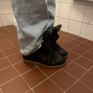 Isabel marant skor - Säljer dessa unika Isabel marant skor i modell ”Beckett”❣️ dessa är i nyskick på utsidan, lite slitna på insidan! Storlek 40 men skulle säga att de passar 39 också! Nypris är 5750kr 