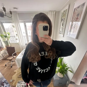 Svart tröja med text - Så himla snygg och najs stickad tröja!🩷 tyvärr är lappen avklippt så vet inte märket!🩷