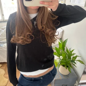 Svart tröja med v ringad hals - Säljer en stilren svart tröja med v ringad hals och långa ärmar. Perfekt för en avslappnad look. Passar bra till jeans eller kjol. St M i passform men skulle snarare säga att det är en S🩷🩷