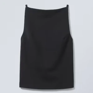 Mörkblå ärmlös topp från Weekday - Snygg mörkblå  ärmlös topp från Weekday med en öppen rygg. Perfekt för att matcha med olika outfits. Toppen har en enkel och elegant look. Samma topp som första bilderna men i en mörkblå färg!