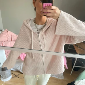 Monki hoodie zip up - Rosa zip up hoodie från monki. Använt ksk 5 gånger så bra skick. Nypris ksk 600. Slutsåld . Lappen e borta så vet ej storlek. Passar S-L 