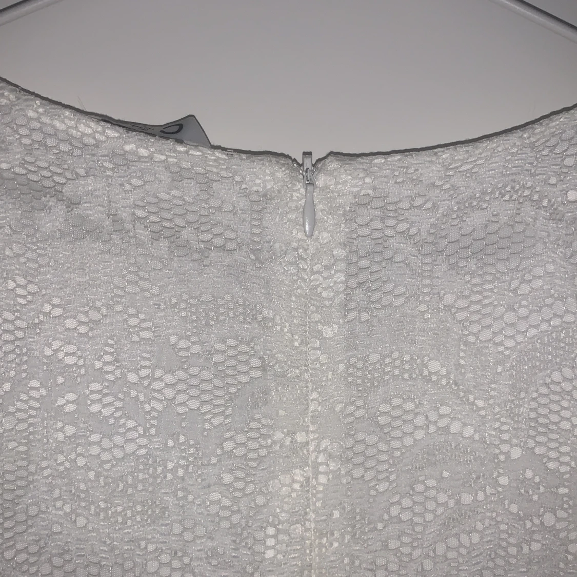 Vit spetsklänning med korta ärmar - 3