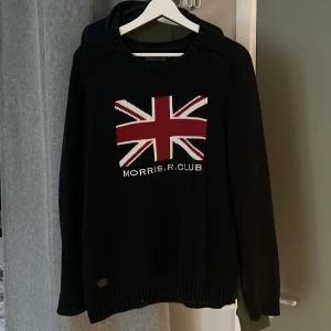 Marin blå tröja från Morris R. Club - Mörkblå Morris tröja som passar nästan till allt och sitter bra. Jag e 181 cm lång och den e i storlek M priset kan diskuteras.