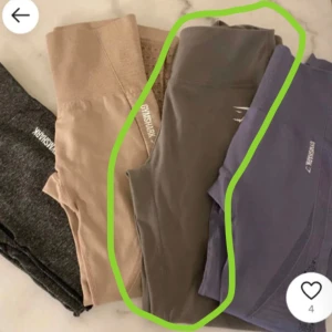 Träningsleggings från Gymshark - Säljer ett set av träningsleggings från Gymshark i olika färger: grå, beige, brun och lila. De har en tight passform och är högmidjade, perfekta för träning. Materialet är stretchigt och bekvämt. 200/par