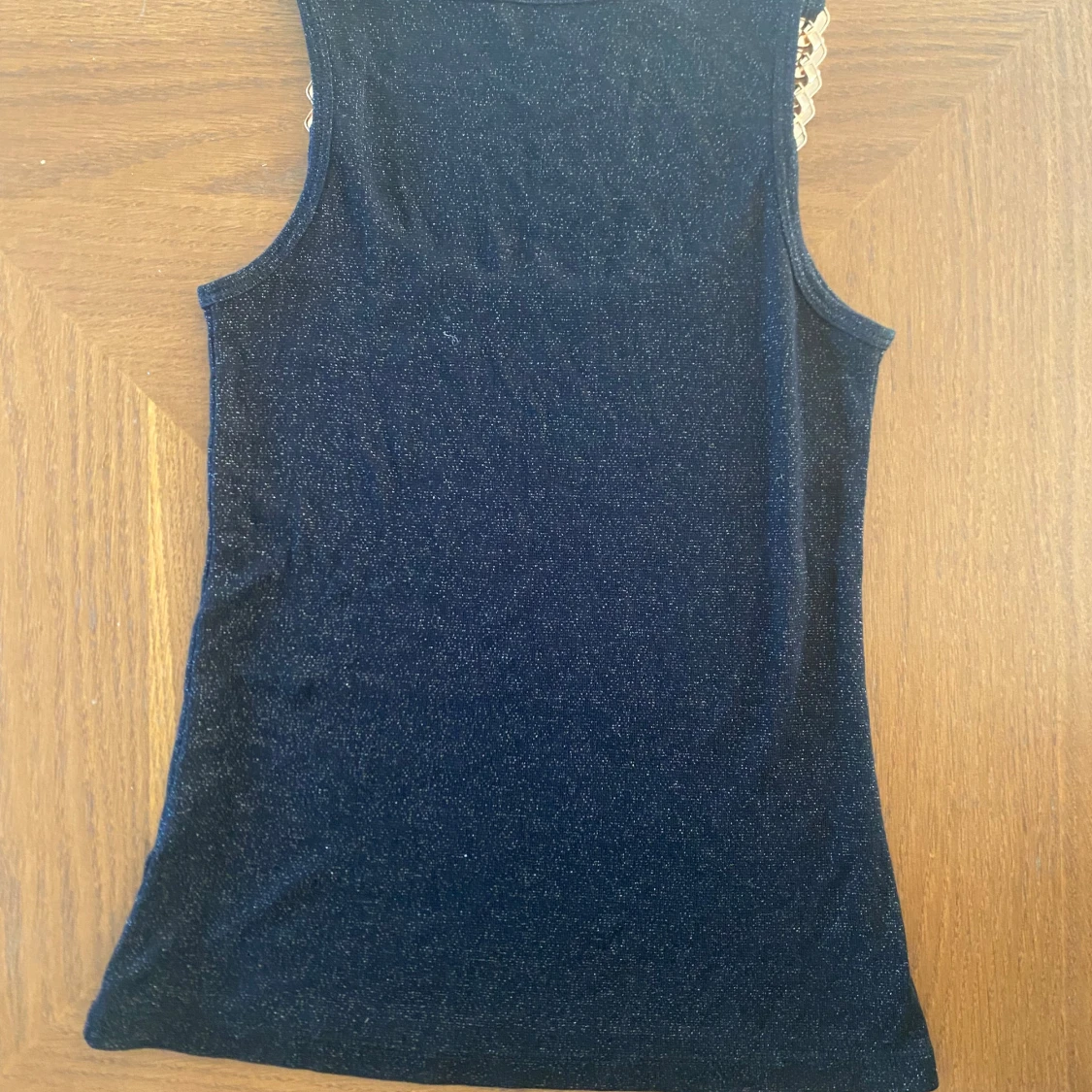 Guld detaljerat linne från Morgan - 3