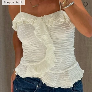 Vit topp  - Jätte fin vit topp från Bik Bok. Den är oanvänd och slutsåld på hemsidan! Pris kan diskuteras vid snabbt köp💗💗