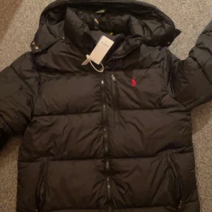 Ralph lauren jacka - Helt ny svart Ralph lauren jacka ! Köpt för ca 6000 och jag säljer den för 5000 men priser kan absolut diskuteras till viss del💞Den är i stolek M och superfin💘 Skriv om ni har några frågor 