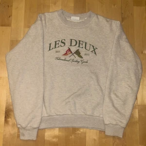 Les Deux Tröja - Säljer en beige sweatshirt från Les Deux. Säljer då jag fick fel storlek. Perfekt skick och är i väldigt god kvalitet. Hör av er vid minsta funderingar eller prisförslag!