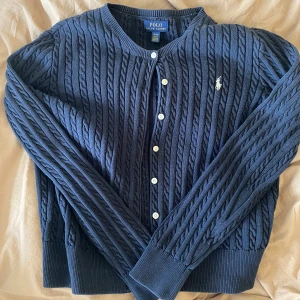 Marinblå kofta från Ralph Lauren💕 - Superfin marinblå kofta från Ralph Lauren, passar S eller Xs💕Skriv om du har funderingar💕