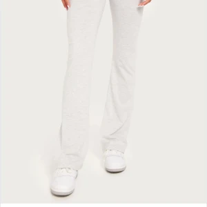 Nelly yoga pants  - Säljer dom slutsålda yoga pants från Nelly då dom tyvärr ej passar mig, storlek M men sitter fint på S och passar även L då dom är stretchiga. Helt oanvända. Nypris 300 kr säljer för 100